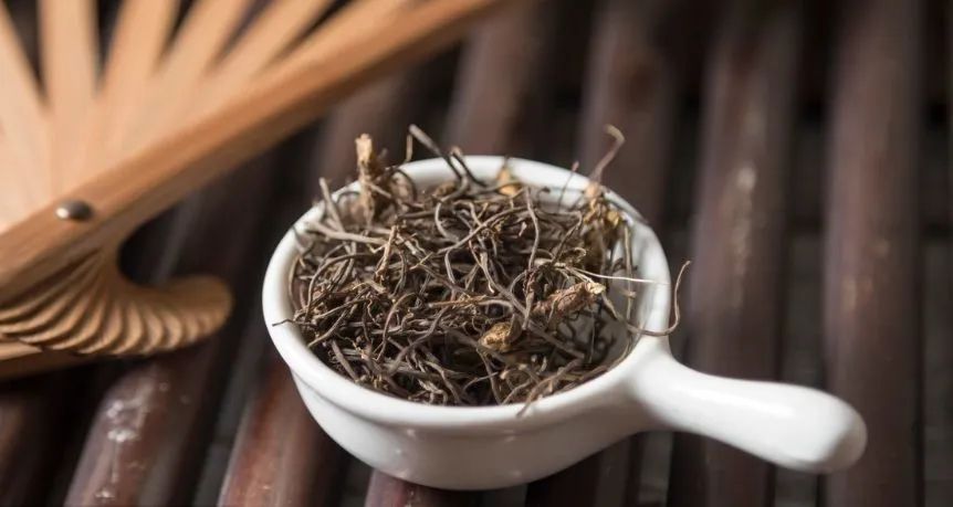 关节疼就用它?快来了解威灵仙的作用与功效和正确用法!